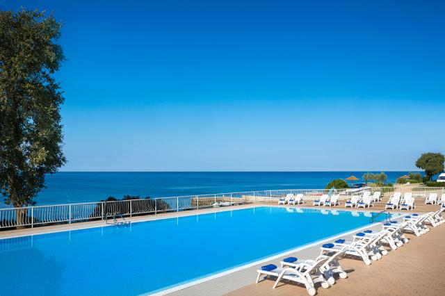naturist-resort-solaris-pool-seaview