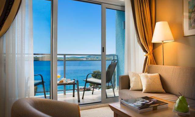 07 GRAND AZUR Superior junior suite with sea view balcony