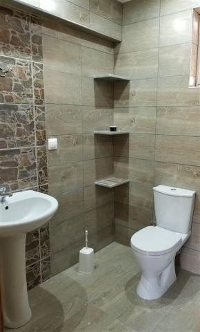 Leonidas - bathroom (2).jpg