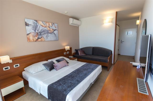Hotel_Holiday_Room(4).jpg