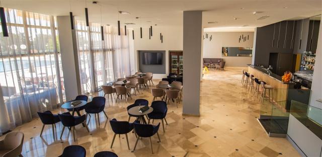 Hotel_Holiday_Lobby(1).jpg