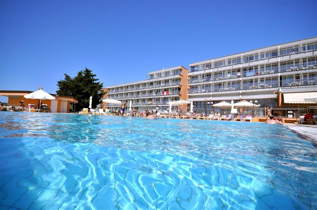 Hotel_Holiday_Pool (1).jpg
