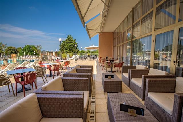 Arena Hotel Holiday_Restaurants & Bars_Teracce_15.jpg