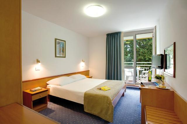 Valamar Sanfior_premium_room_french_bed.jpg