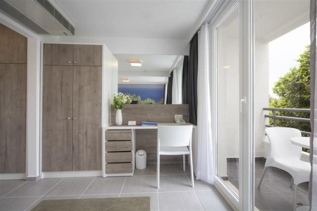 Neptun_Depadance_Family_Room - Annex - Desk.jpg