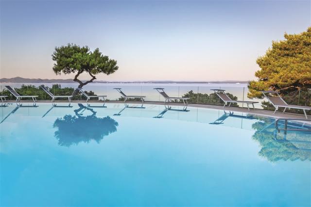 05 Outdoor pool.jpg