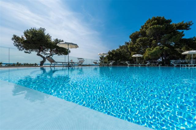 06 Outdoor pool.jpg