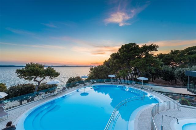 08 Outdoor pool.jpg