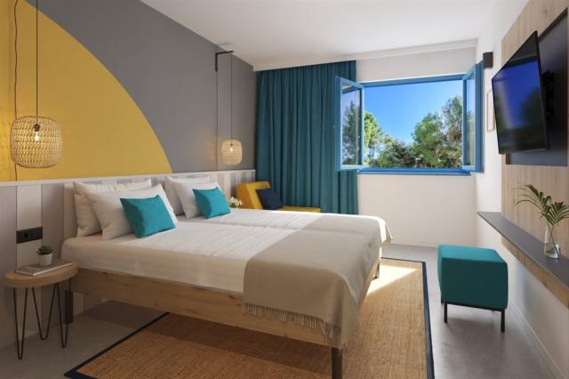 VIZ_Krk Sunny Hotel_Room for 2+1_01 (9759) [lowres].jpg
