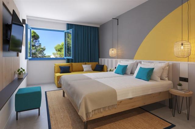 VIZ_Krk Sunny Hotel_Room for 2+1_02 (9760) [lowres].jpg