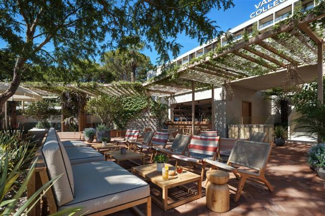 cgi_arba_resort__valamar_collection_pool_bar_04_1719327406.jpg
