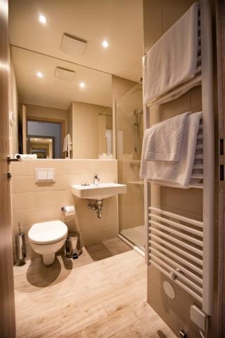 toilet stand roo.jpg