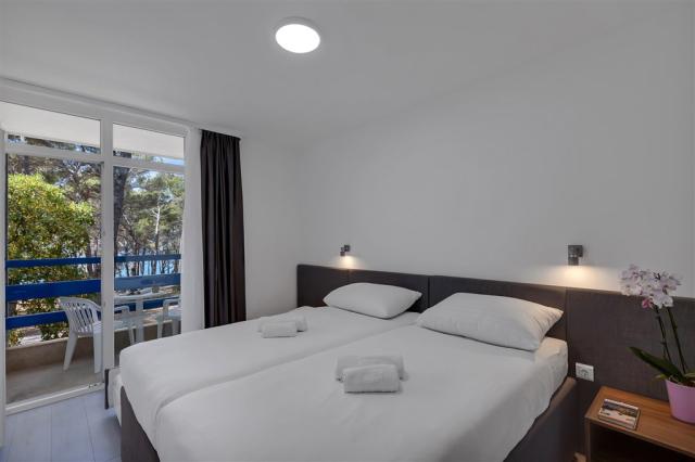 Standard double room with extra bed (8).jpg