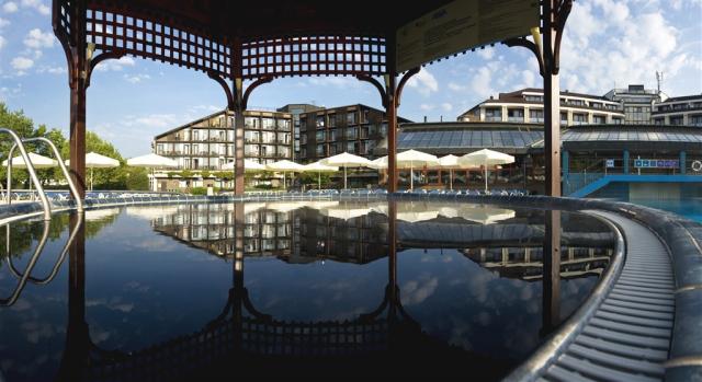 Slovinsko-Moravske-Toplice-hotel-Ajda-bazen-s-cernou-vodou.jpg