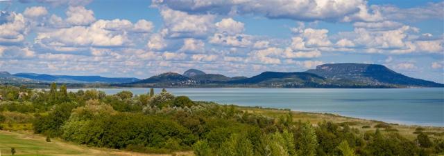 Maďarsko-Balaton-kopce vulkanického původu.jpg