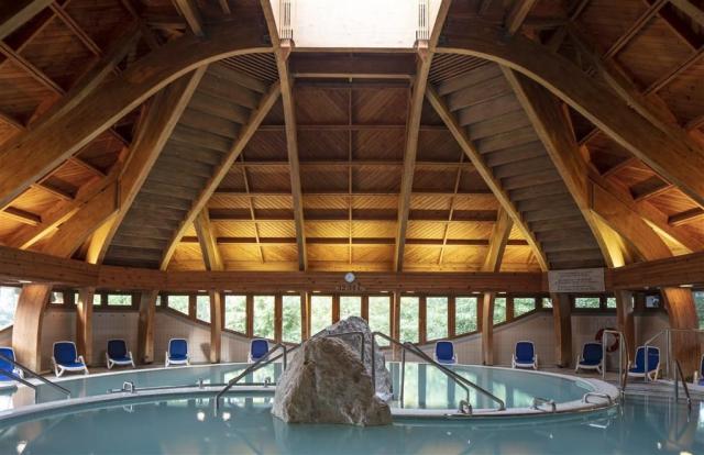 Maďarsko-Hévíz-hotel Ensana Thermal-termální léčivý bazén.jpg