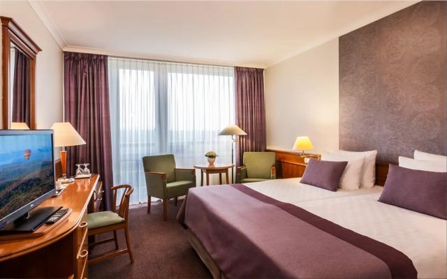 Maďarsko-Hévíz-hotel Ensana Thermal-pokoj.png
