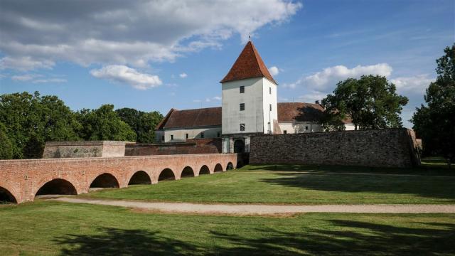 Maďarsko-Sárvár-hrad.jpg