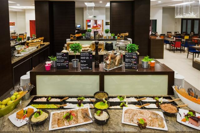 Maďarsko-Sárvár-hotel Park Inn-restaurace.jpg