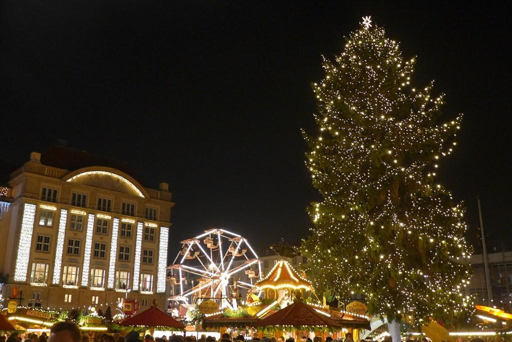 christmas-market-g380e481a2_1920.jpg