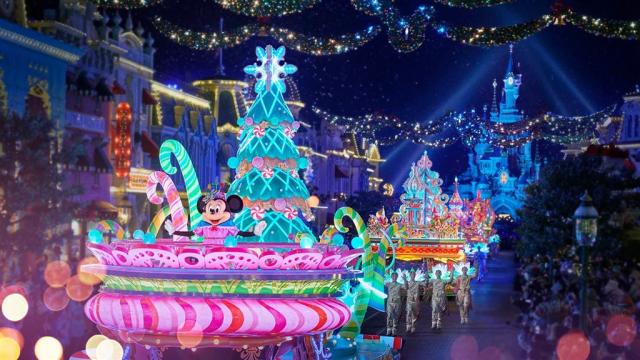 N036795_2029jan17_world_Castle-parade-christmas-decoration_16-9