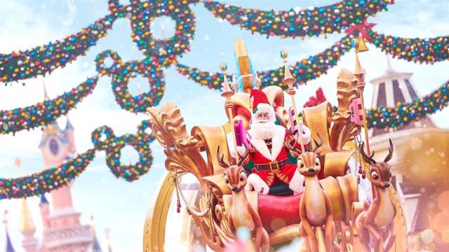 N036675_2028dec14_world_Christmas-Castle-santa-parade-decoratio