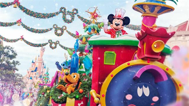 n036657_2028dec14_world_mickey-dazzling-christmas-parade-mickey