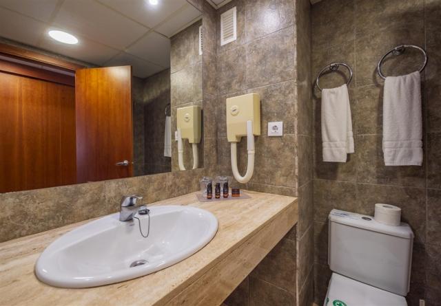 10_Bathroom1.jpg