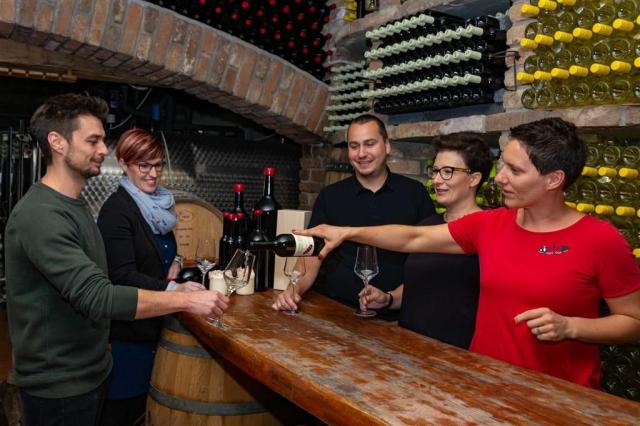 Slovinsko-Moravske-Toplice-ochutnavka-vina.jpg