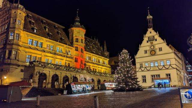 Illuminated_Marktplatz_(Rothenburg_ob_der_Tauber)_2021.jpg