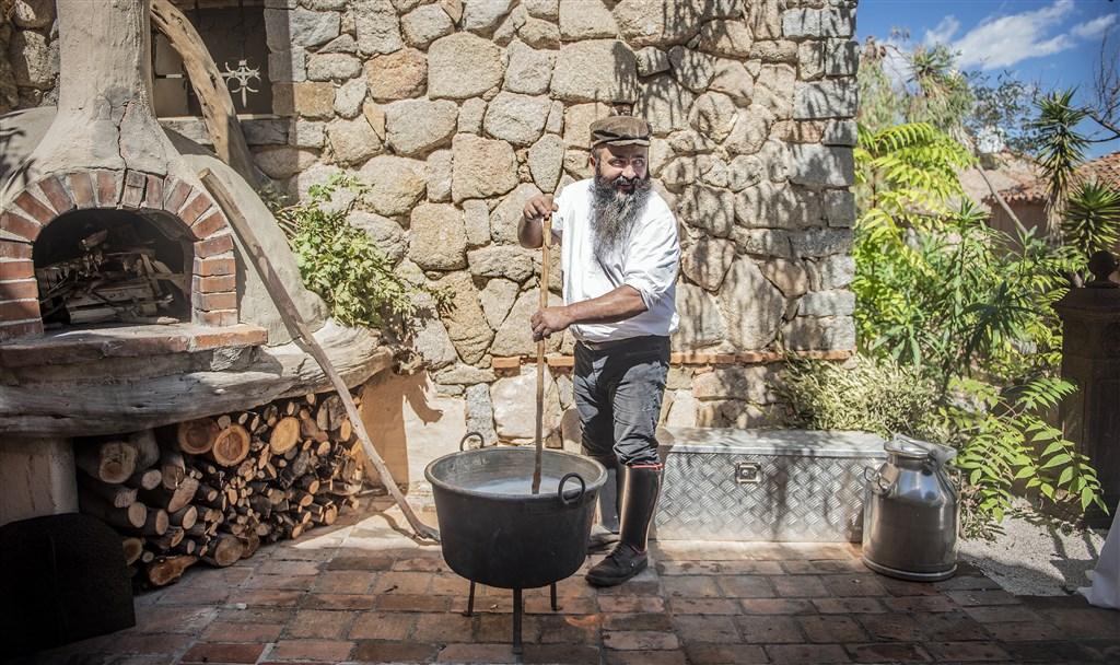 Cala-Moresca-Experience-Shepherd-Craftsman-Cheese-1.jpg