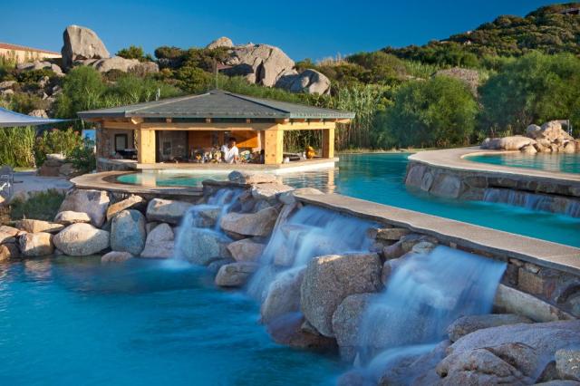 resort-valle-dell-erica-gallery-servizi-piscina-bar-santa-teres