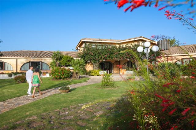 Hotel Baia di Nora_vstup_do_restaurace.jpg