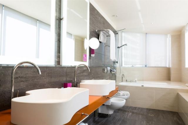 suite_bathroom_detail.jpg