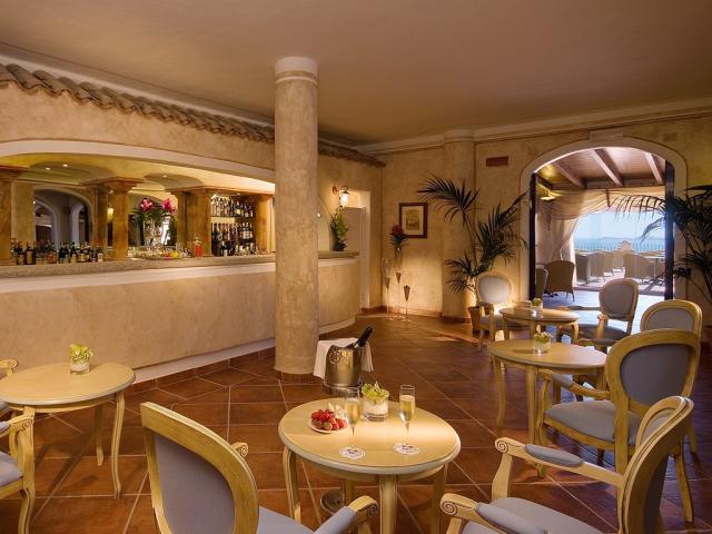 COLONNA_RESORT_bar_s_terasou.jpg