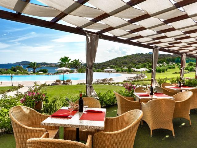 COLONNA_RESORT_bar_u_bazenu.jpg