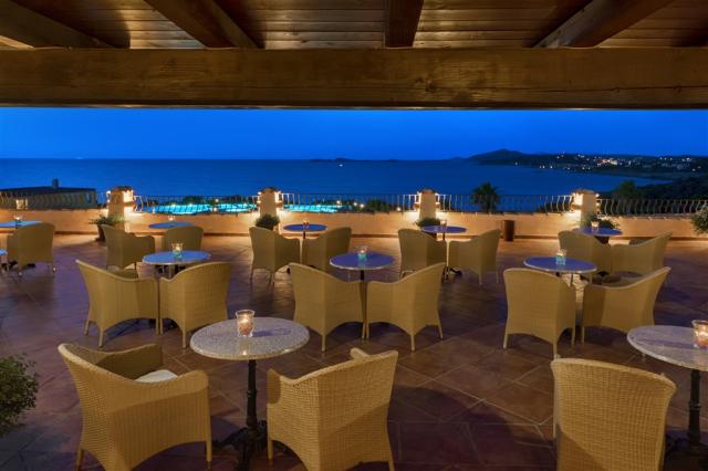 COLONNA_RESORT_BarColonna_Terracebynight2.jpg