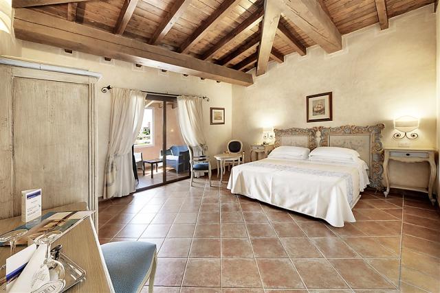 COLONNA_RESORT_Room_DeluxeVistaGiardino.jpg