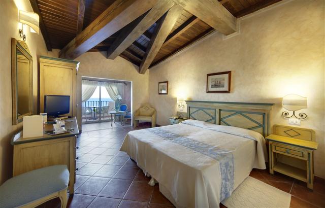 COLONNA_RESORT_Room_SuperiorSeaView.jpg