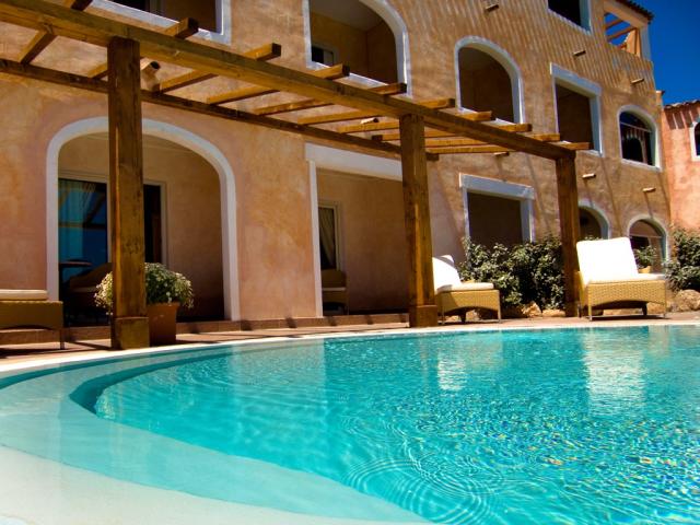 COLONNA_RESORT_privatni_bazen.jpg
