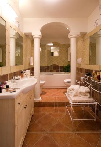 COLONNA RESORT_HOTEL_KOUPELNA VE SUITE.jpg