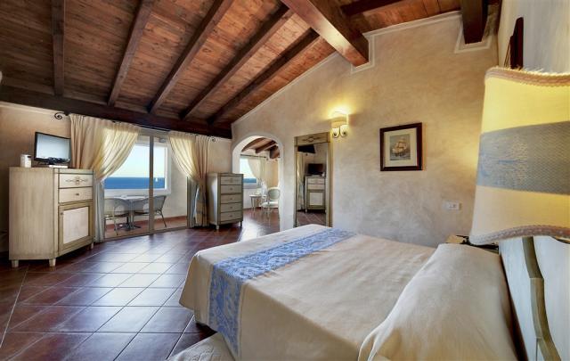 COLONNA_RESORT_Room_RoyalSuite.jpg