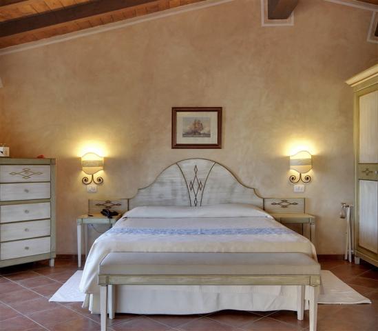 COLONNA_RESORT_Room_SuiteExcecutive.jpg