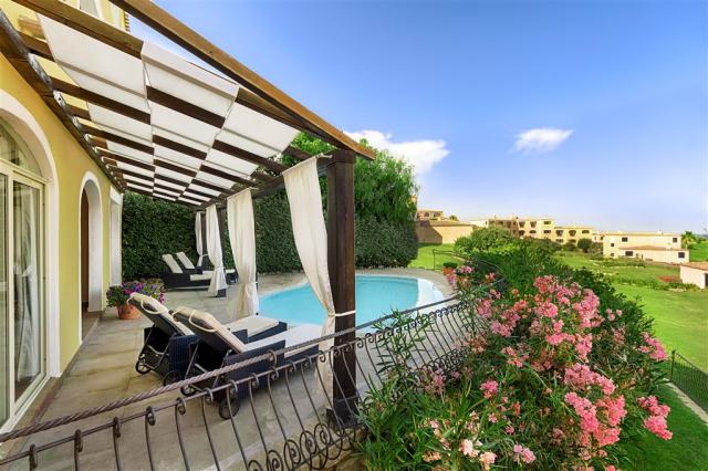 COLONNA_RESORT_Room_PresidentImperSuite_Pool2.jpg
