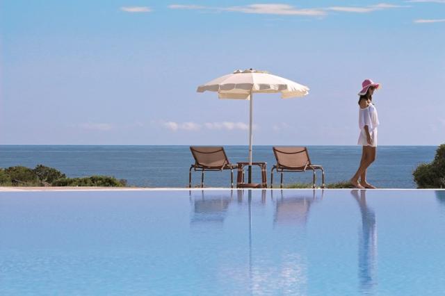 COLONNA RESORT HOTEL bazén.jpg