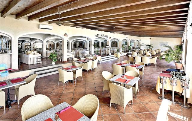 COLONNA_RESORT_PoolBar_2.jpg