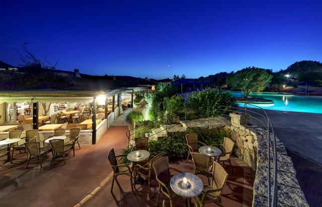 COLONNA_COUNTRY_Bar 3 night.jpg