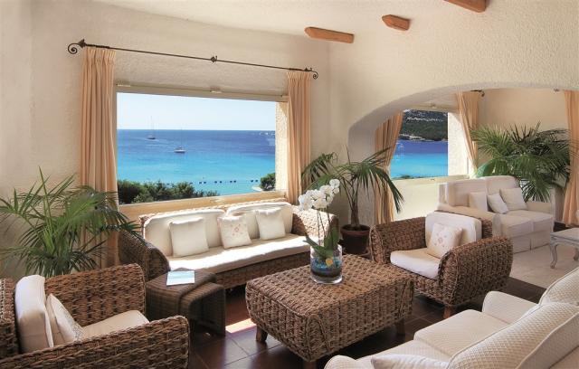 COLONNA GRAND HOTEL CAPO TESTA posezení v hale.jpg
