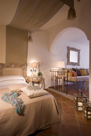 GRAND_HOTEL_CAPO_TESTA_JuniorSuiteDetails2_CT.jpg