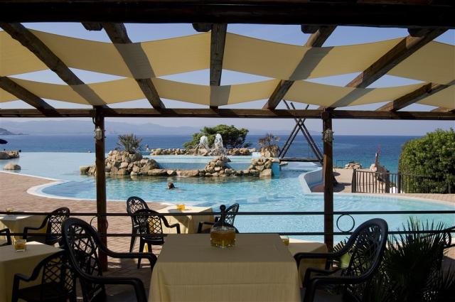 COLONNA_CAPO_TESTA_pool_bar.jpg